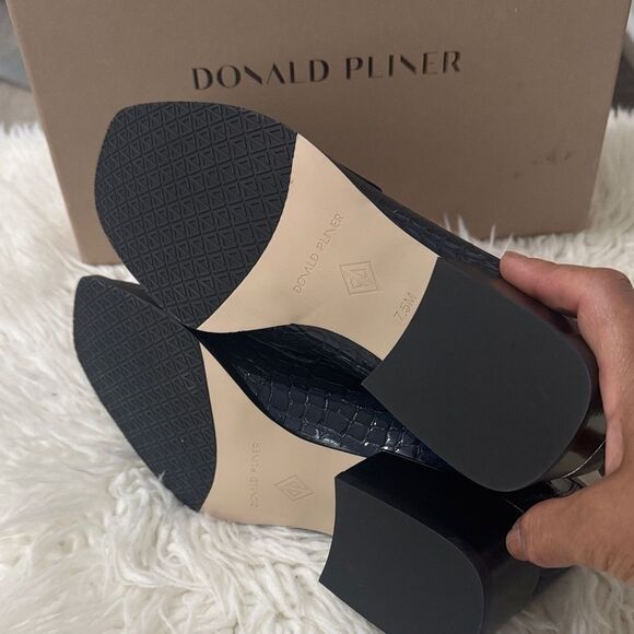 Donald J. Pliner Women’s Croc-Embossed Navy Loafers Size 7.5 NWT - Picture 4 of 10